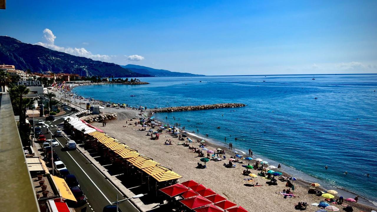 Seaviews By Jenni Menton, La Suite, Superbe Front De Mer, Top Emplacement Avec Terrasse Et Parking! Extérieur photo
